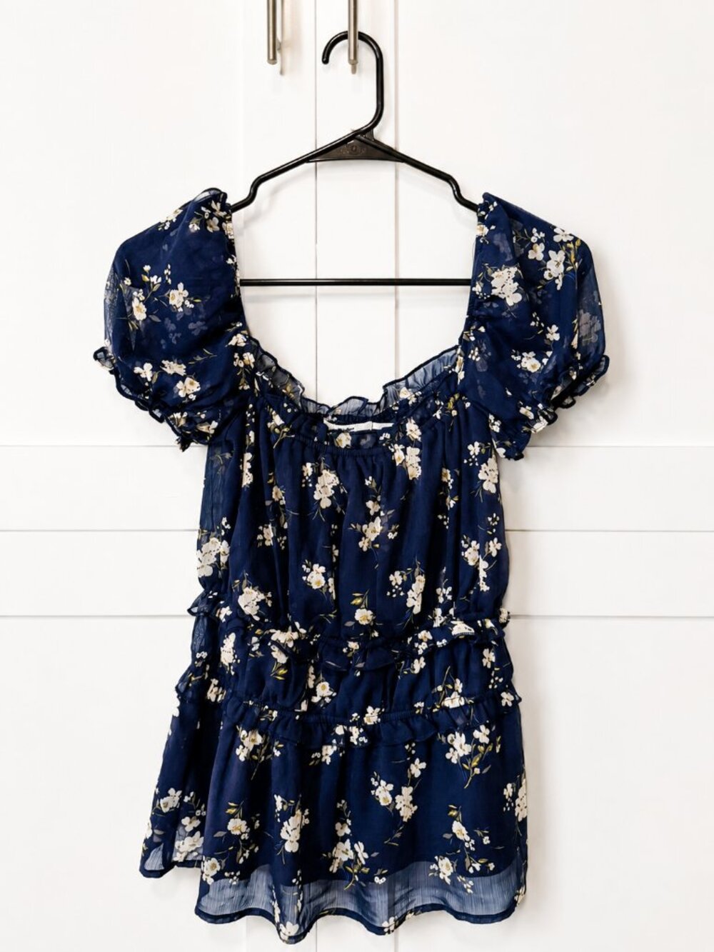 Mi Ami | Navy Floral Puff Sleeve Ruffle Top – Size Small